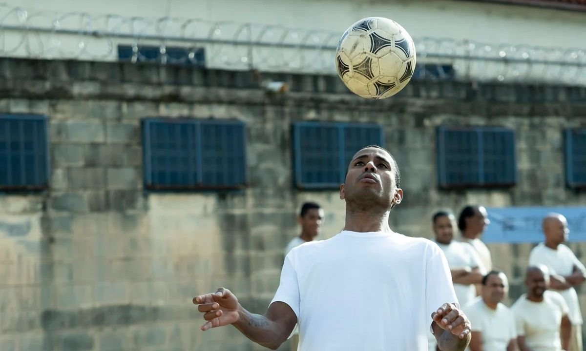 Ícaro Silva como Robinho