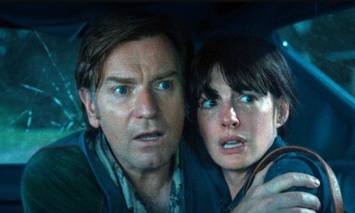 Anne Hathaway e Ewan McGregor em O Fim da Rua